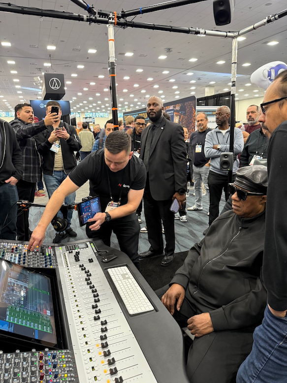 Stevie Wonder And His Team Receiving A Demo Of The Genesys G3D Console By Joe Heaton Of AMS Neve In California Press