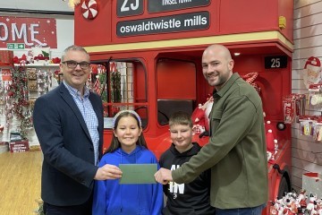 THE STARS OF THE WINNING CHRISTMAS TREE PICTURE RECEIVING THEIR VOUCHERS FROM L-R NICK PITMAN WITH PAUL BURNS HEAD TEACHER press.jpeg.jpg