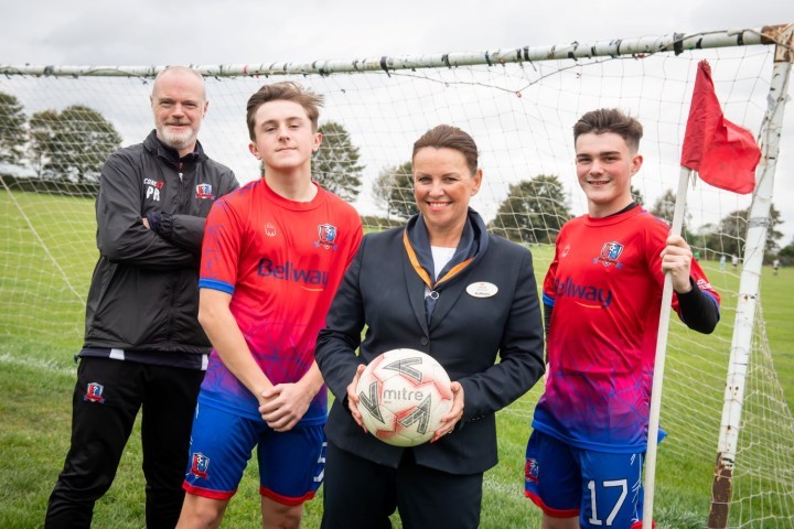 From L to R Coach Peter Roberts with players Nathan Heron and James Metcalfe plus Bellway's sales advisor Leanda SMALL.jpg.jpg