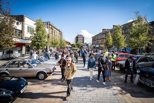 burnley-vintage-car-show-crowds.jpg